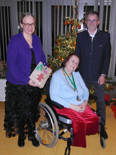 Rotary-Präsidentin Eva Pötzl, Bewohnerin Margit Zauner, Dir. Horst Konrad vor dem Christbaum